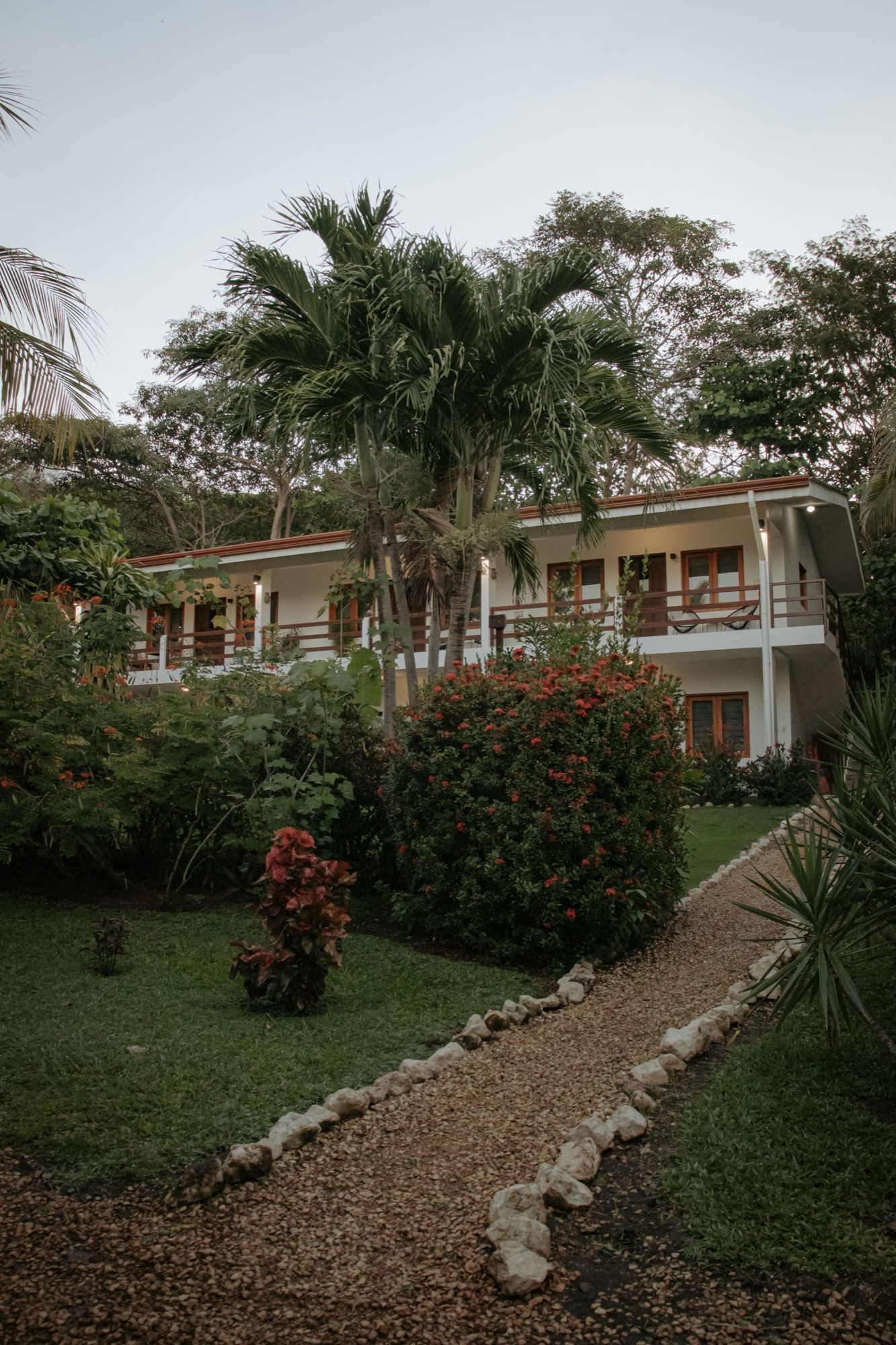 Hotel rodeado de jardines tropicales en Costa Rica